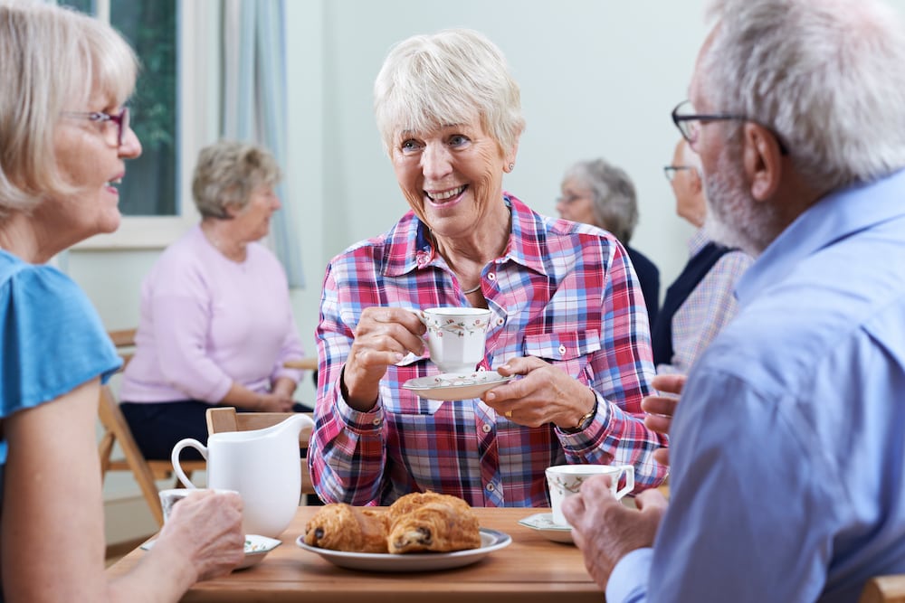 Un groupe d'amis seniors apprécient le café ensemble