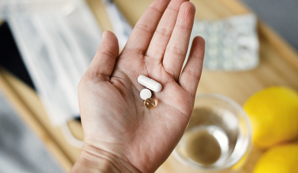 A senior woman holding vitamines et médicaments dans sa paume