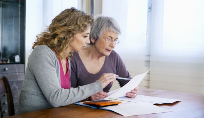 Aider les parents vieillissants à gérer leurs finances est un sujet sensible et complexe, utilisez 6 conseils pour faciliter la transition