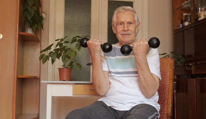 Utilisez 6 exercices faciles à faire à la maison pour les personnes âgées afin d'améliorer l'équilibre et de prévenir les chutes